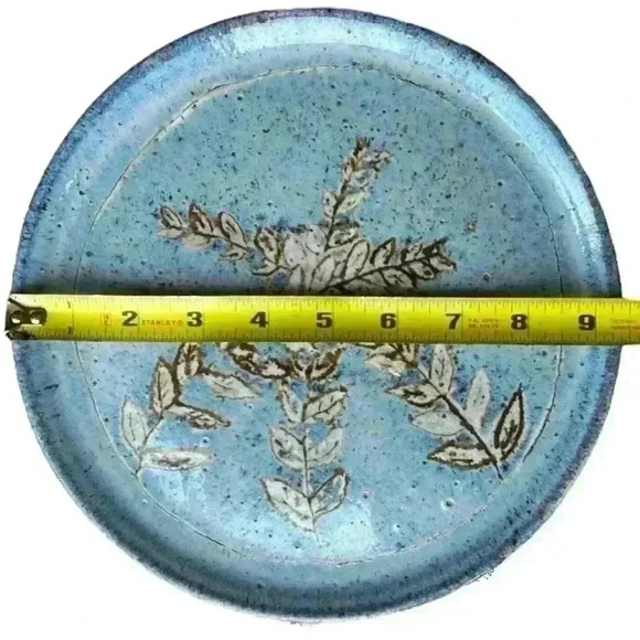 VTG Handcrafted decorative blue pottery plate with wheat (or leaf) detail signed - Picture 3 of 5